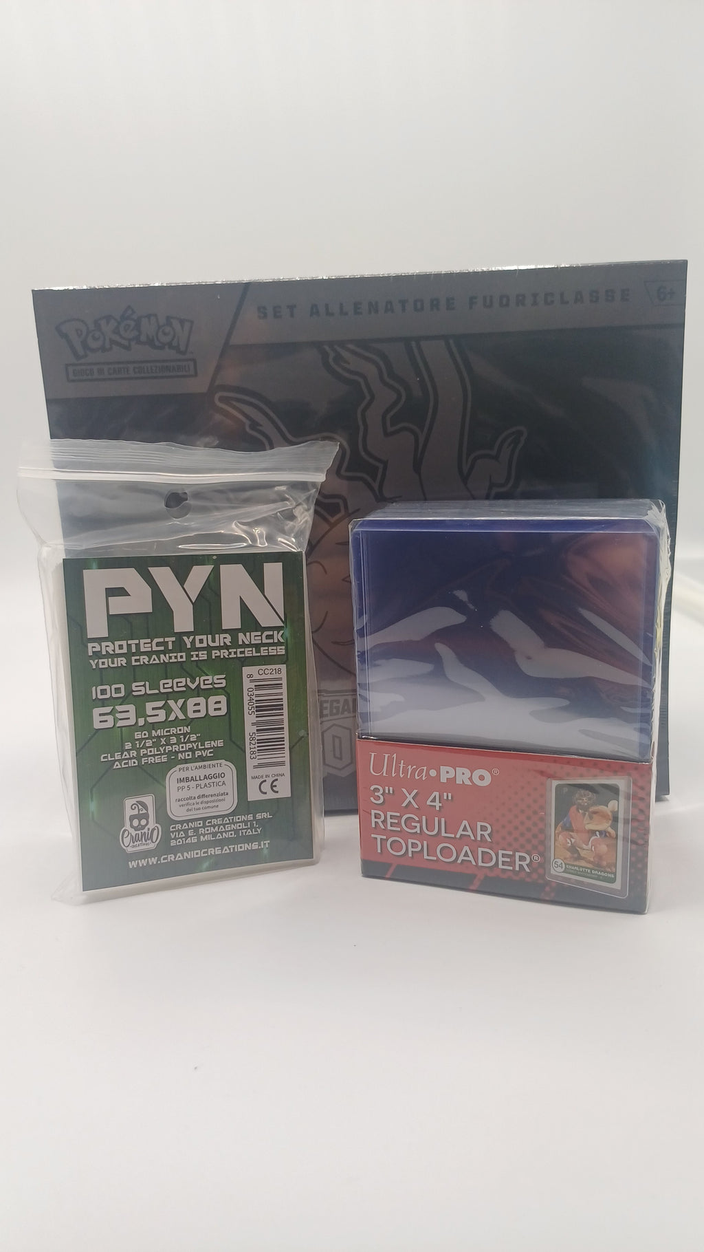 Bundle Pokémon Megaevoluzione Buio Pesto – ETB + Sleeves + Toploader