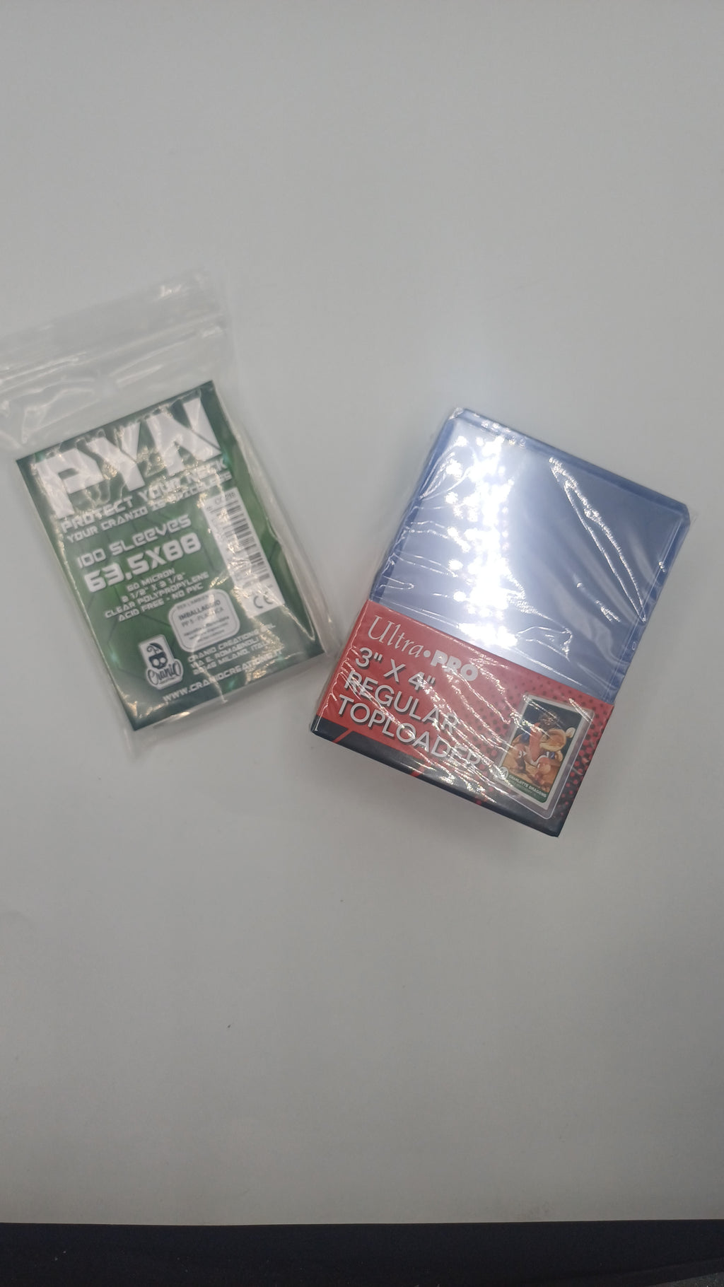 Bundle Pokémon Megaevoluzione Buio Pesto – ETB + Sleeves + Toploader